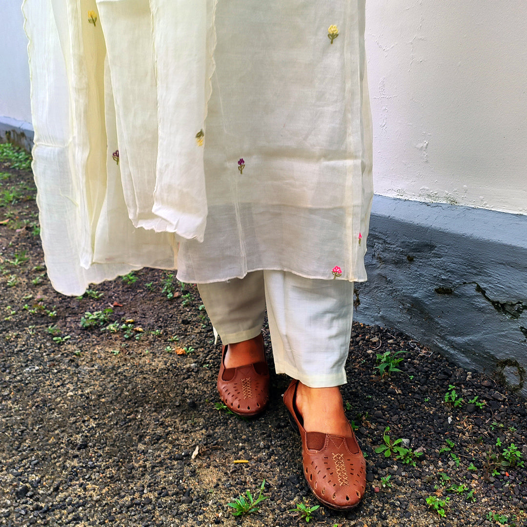 Elegant Mull Chanderi Embroidered Suit Set – Cream